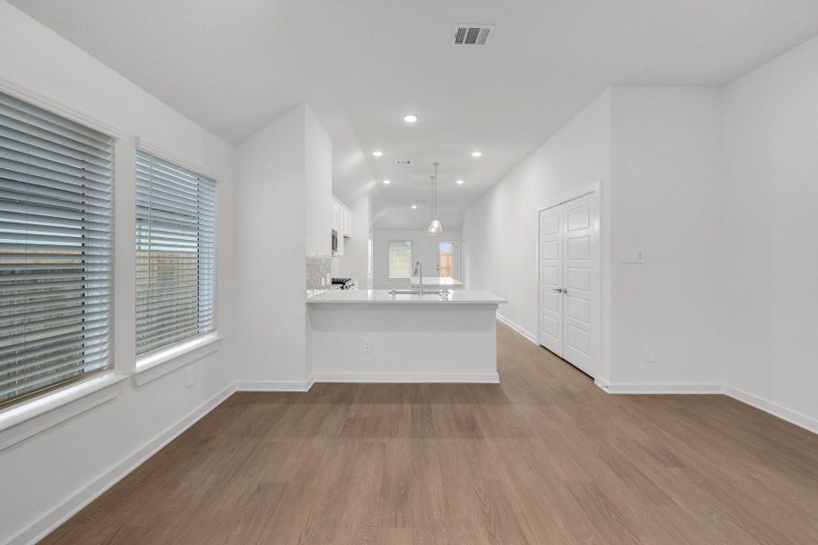 Spacious, unfurnished interior of a new home in Lone Star Landing, Montgomery (Image 30).