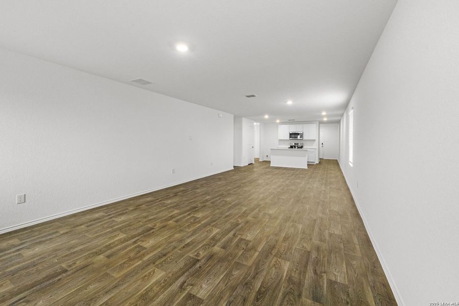 Spacious, unfurnished interior of a new home in Stonehill, San Antonio (Image 25).
