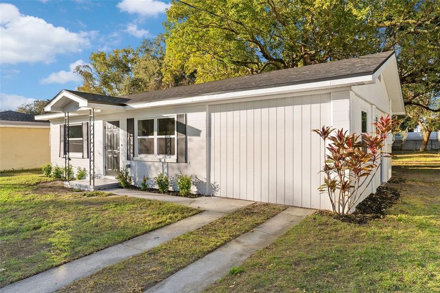 Exterior details and patio area of a home in , Auburndale (Image 17).