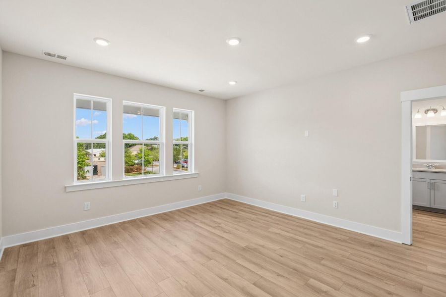 Spacious, unfurnished interior of a new home in , Charleston (Image 29).