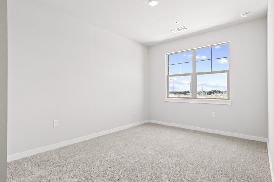 Spacious, unfurnished interior of a new home in Wildridge, Oak Point (Image 38).