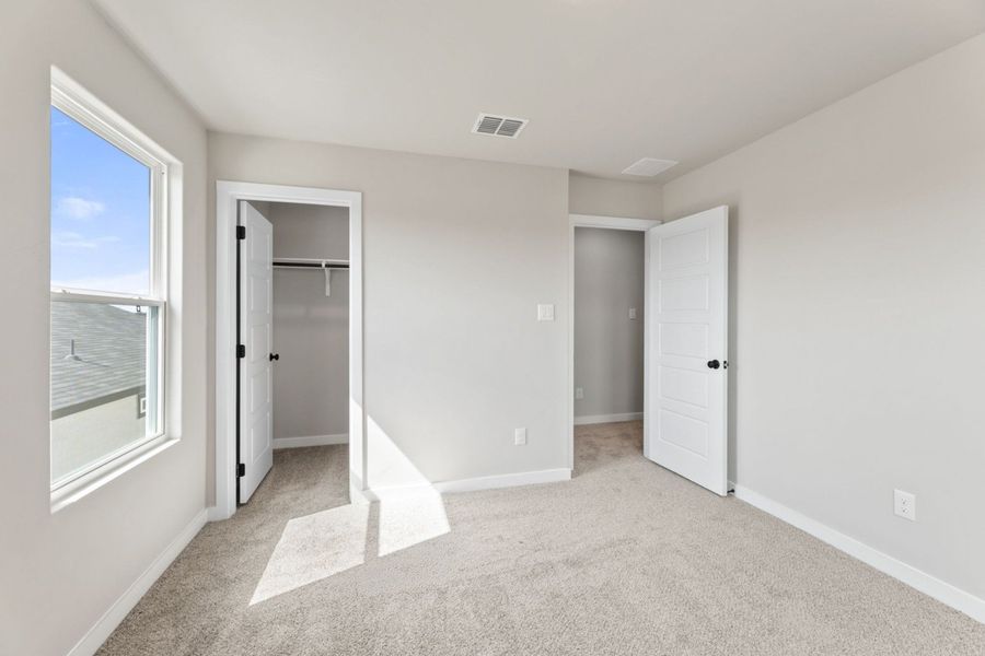 Spacious, unfurnished interior of a new home in Veranda Signature, San Antonio (Image 27).