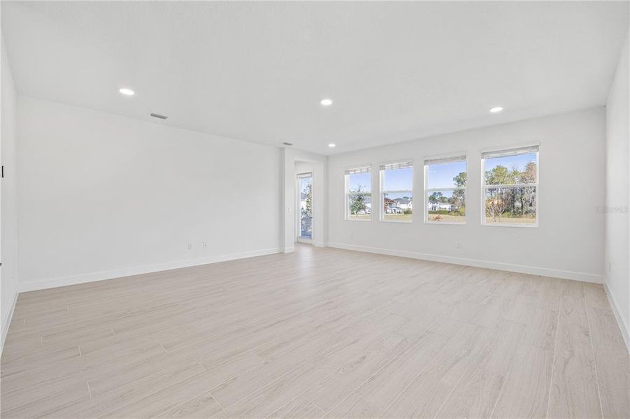 Spacious, unfurnished interior of a new home in , Winter Garden (Image 42).