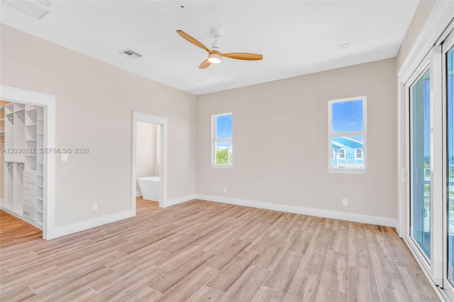 Spacious, unfurnished interior of a new home in , Big Pine Key (Image 21).