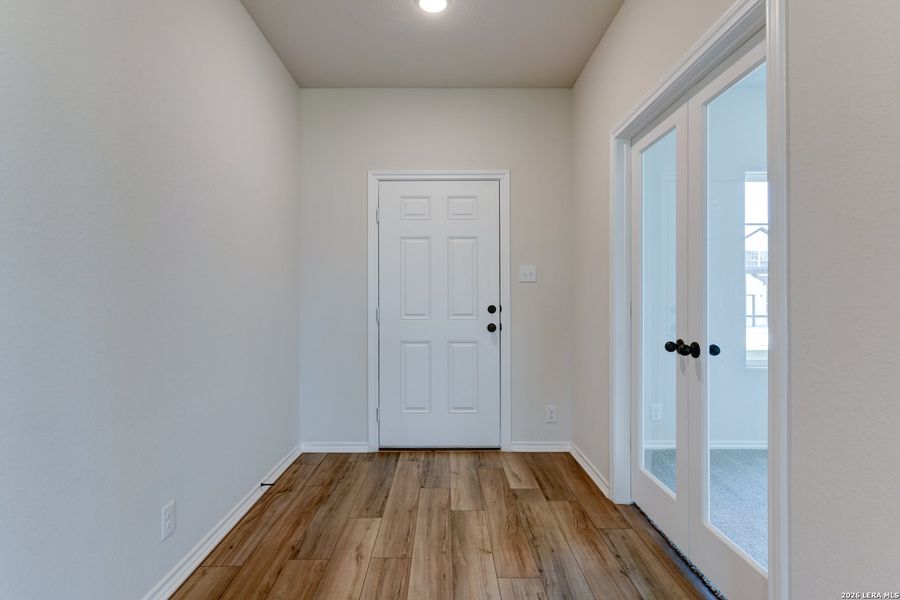 Spacious, unfurnished interior of a new home in Hennersby Hollow, San Antonio (Image 20).