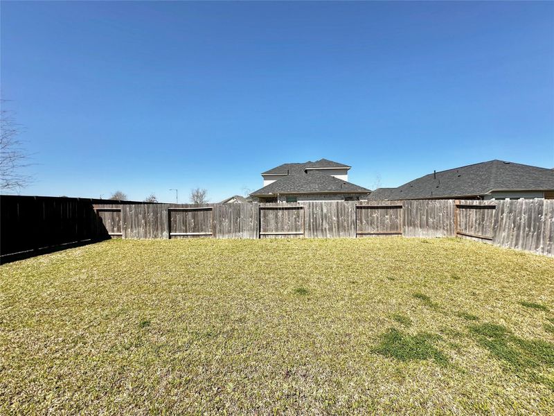 Exterior details and patio area of a home in Cobblestone, Texas City (Image 3).