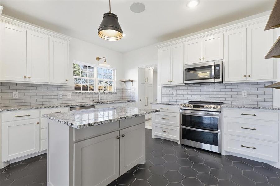 Furnished interior view inside a new home in , Cleburne (Image 11).