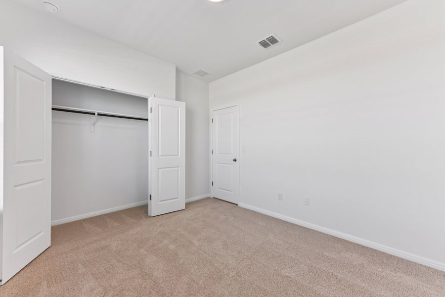 Spacious, unfurnished interior of a new home in Porter Country, Buda (Image 30).