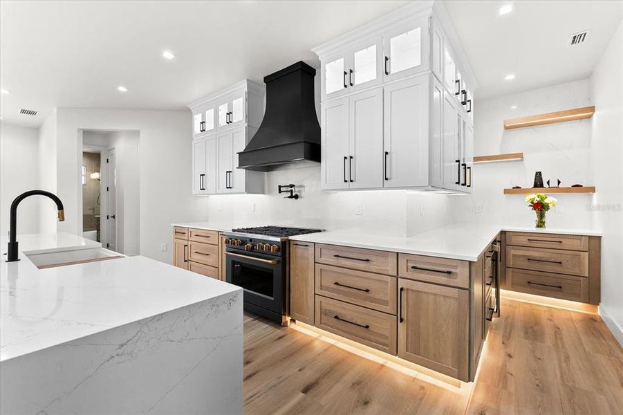 Furnished interior view inside a new home in , Port Charlotte (Image 61).