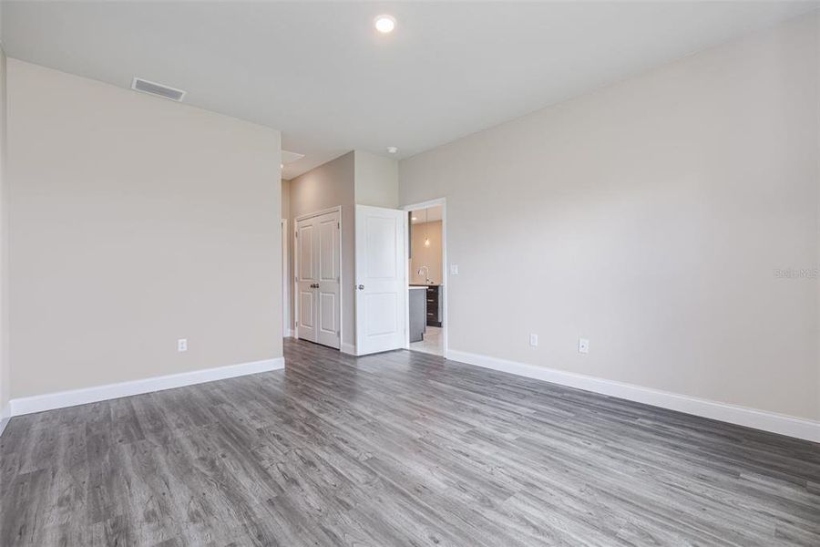 Spacious, unfurnished interior of a new home in , Port Charlotte (Image 14).