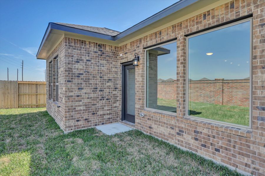 Exterior details and patio area of a home in Sunterra 40, Katy (Image 21).