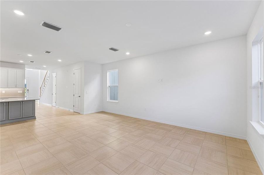 Spacious, unfurnished interior of a new home in , Winter Garden (Image 34).