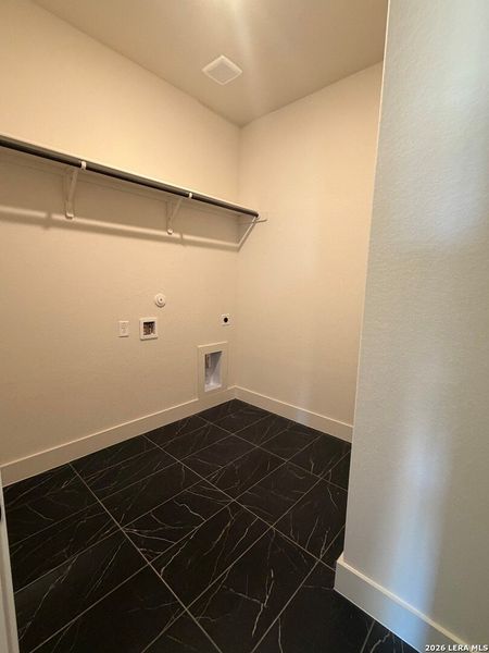 Spacious, unfurnished interior of a new home in Ladera - 50s, San Antonio (Image 15).