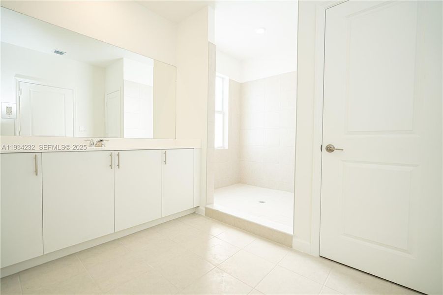 Spacious, unfurnished interior of a new home in Acacia Groves, Miami (Image 30).