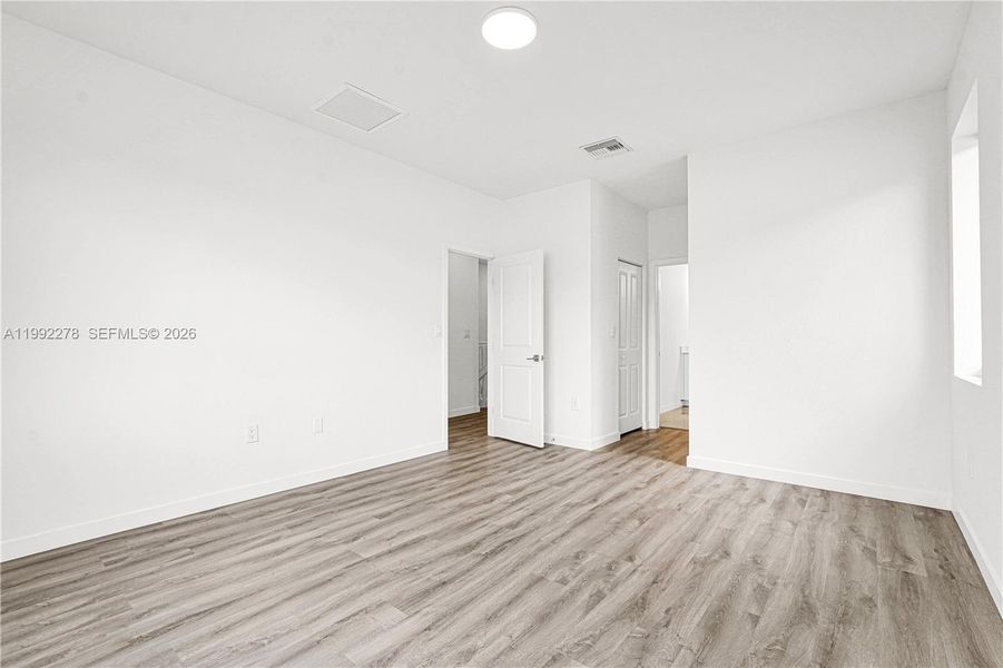 Spacious, unfurnished interior of a new home in , Miami (Image 22).