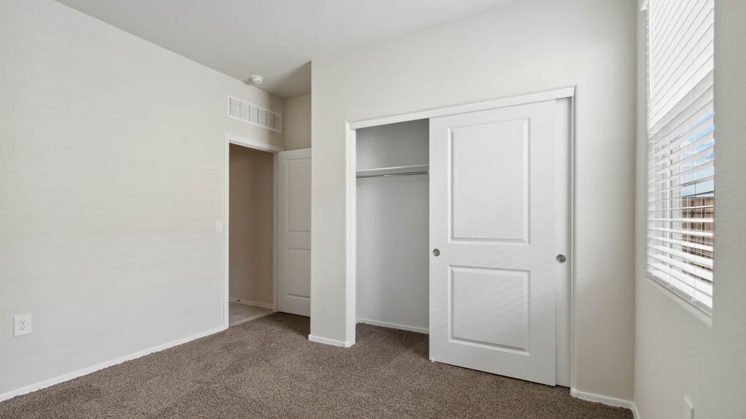 Spacious, unfurnished interior of a new home in Quail Ranch, San Tan Valley (Image 23).