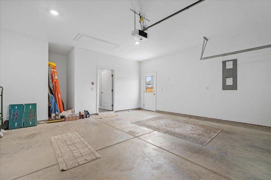 Spacious, unfurnished interior of a new home in French Quarter Creek, Huger (Image 18).