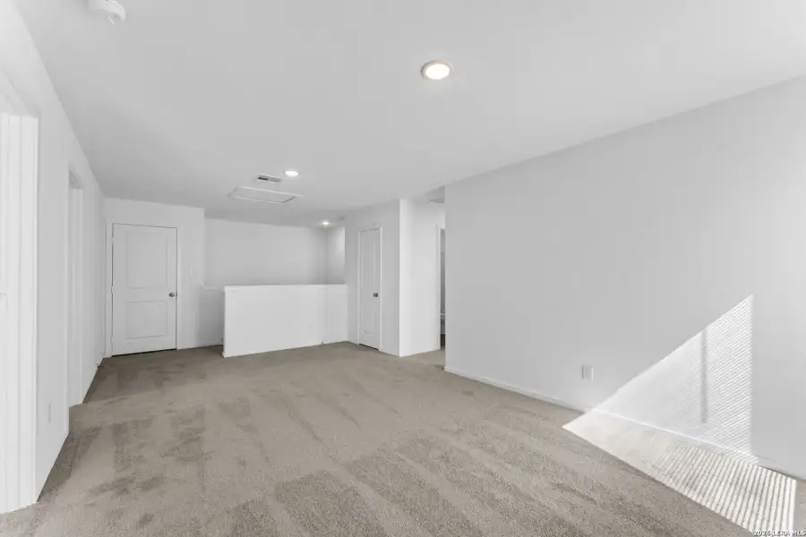 Spacious, unfurnished interior of a new home in Sky Ranch, New Braunfels (Image 30).
