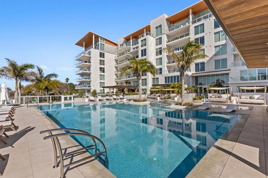 Condo located in Clearwater, FL showcasing its design and architecture (Image 12).