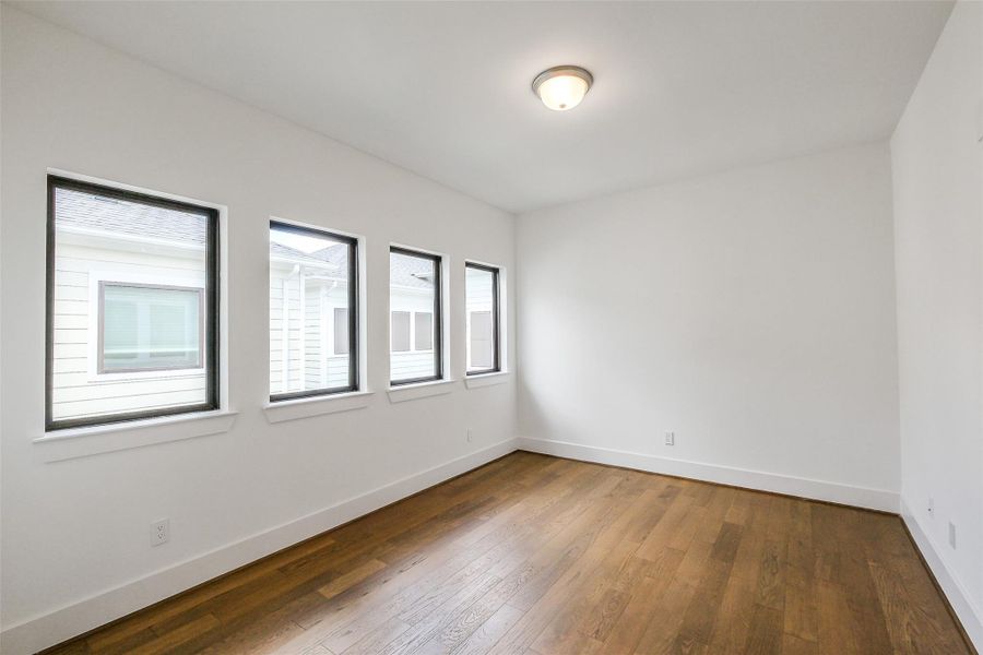 Spacious, unfurnished interior of a new home in Timbergrove Trails, Houston (Image 33).