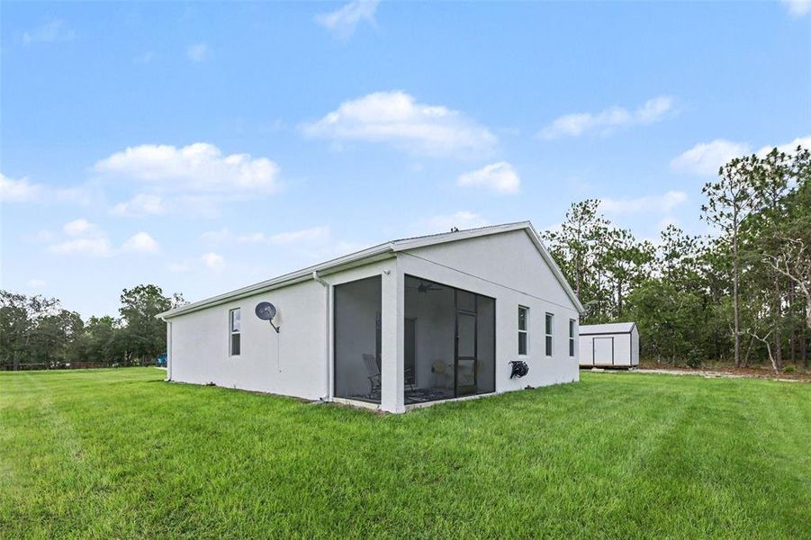 Exterior details and patio area of a home in , Dunnellon (Image 24).