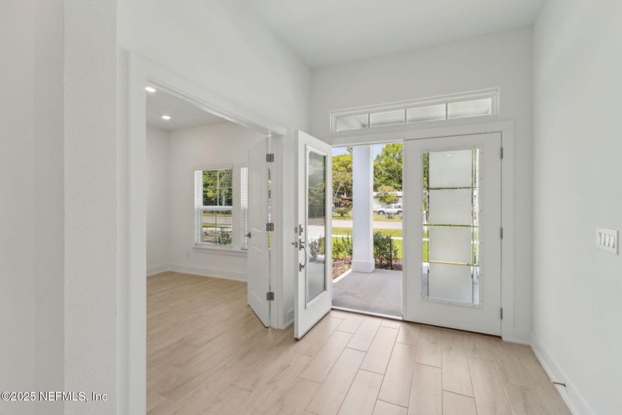 Spacious, unfurnished interior of a new home in Pirates Bluff, Yulee (Image 21).