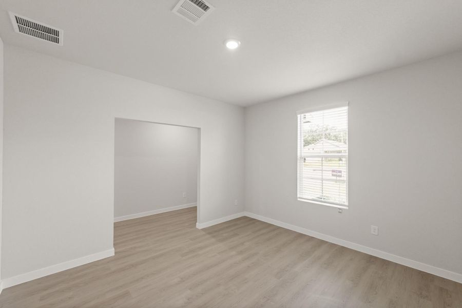 Spacious, unfurnished interior of a new home in Lakes at Crockett Martin, Conroe (Image 14).