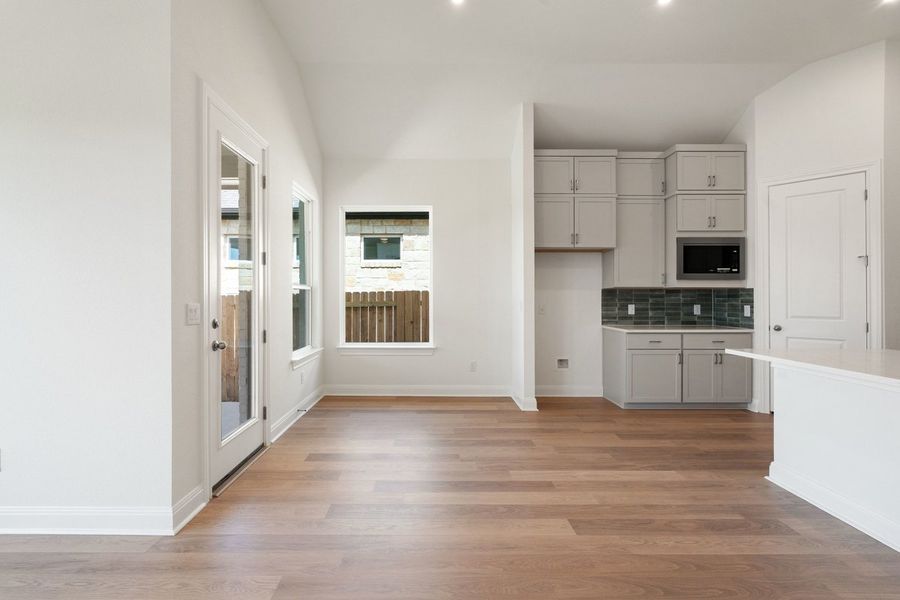 Spacious, unfurnished interior of a new home in Persimmon, Buda (Image 33).