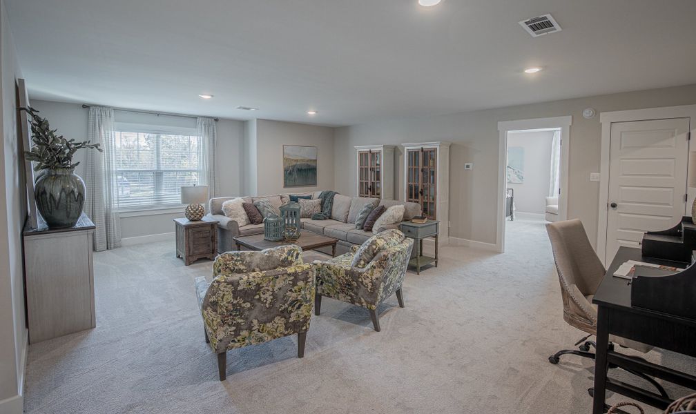 Representative furnished interior of a home built from the Huntington by Grant & Co in White Oak, Arlington (Image 56).