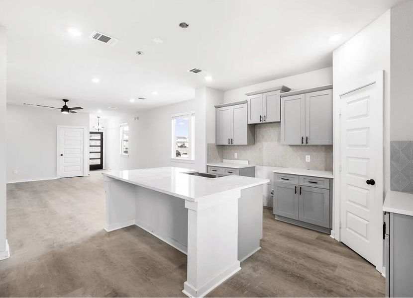 Representative furnished interior of a home built from the Laurel 2154 SB by Saratoga Homes in Glendale Lakes, Rosharon (Image 12).