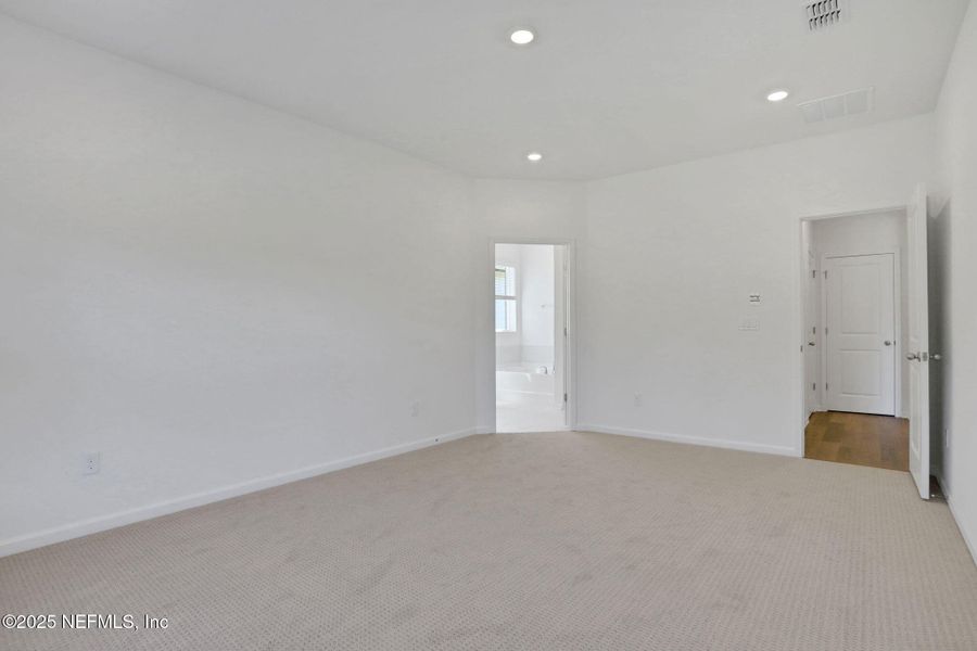 Spacious, unfurnished interior of a new home in Hyland Trail, Green Cove Springs (Image 18).