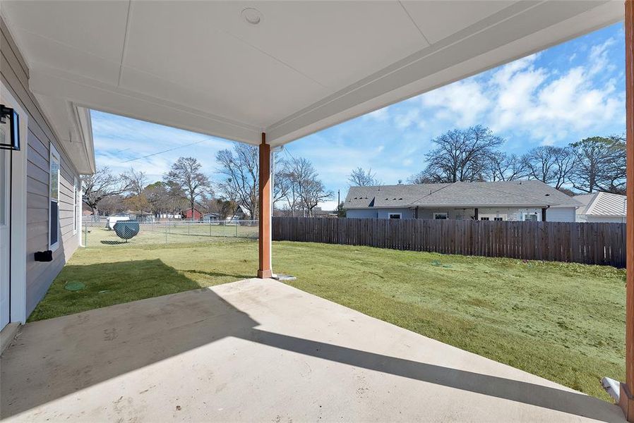 Exterior details and patio area of a home in , East Tawakoni (Image 3).