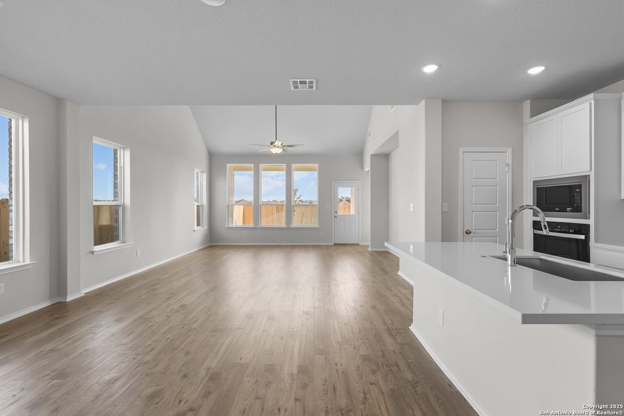 Spacious, unfurnished interior of a new home in Sunflower Ridge, New Braunfels (Image 21). Spacious, unfurnished interior of a new home in Sunflower Ridge, New Braunfels (Image 21).