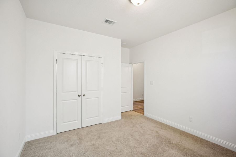 Spacious, unfurnished interior of a new home in Evergreen 40', Conroe (Image 21).