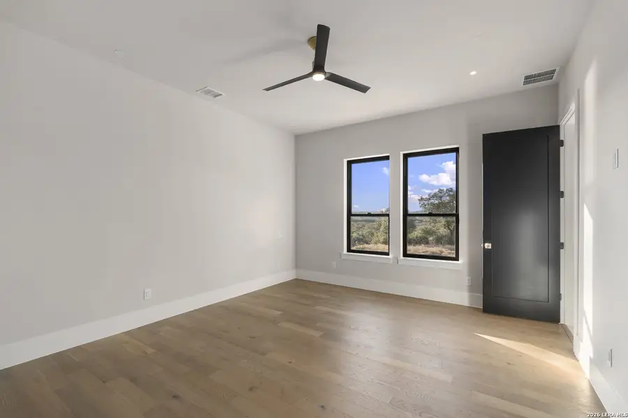 Spacious, unfurnished interior of a new home in , Canyon Lake (Image 30).