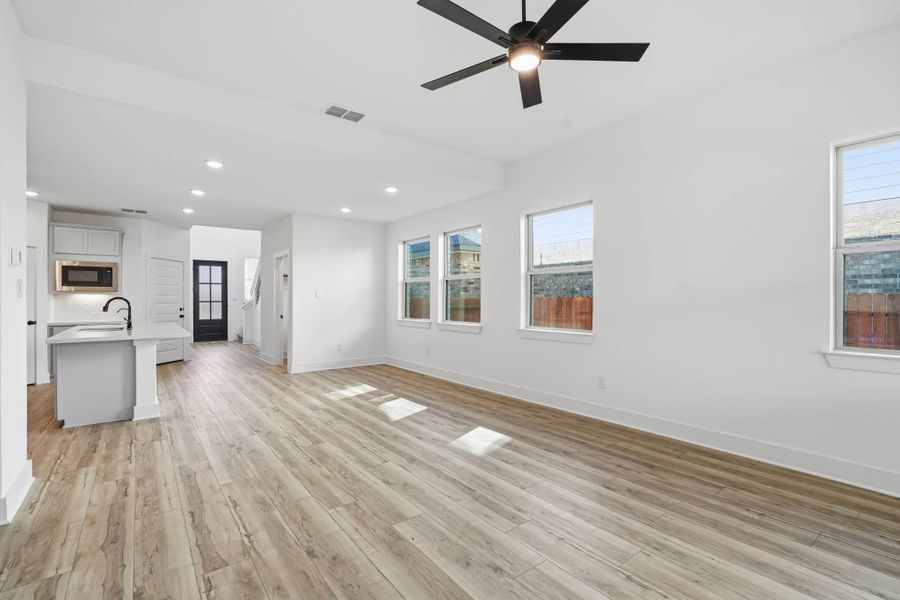 Spacious, unfurnished interior of a new home in Stillwater Ranch, San Antonio (Image 20).