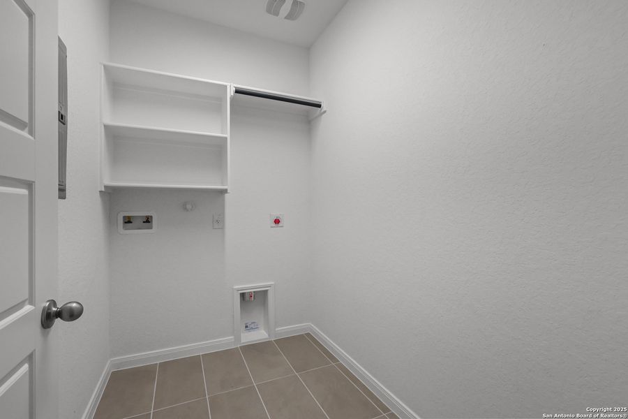 Spacious, unfurnished interior of a new home in Ladera 50', San Antonio (Image 23). Spacious, unfurnished interior of a new home in Ladera 50', San Antonio (Image 23).