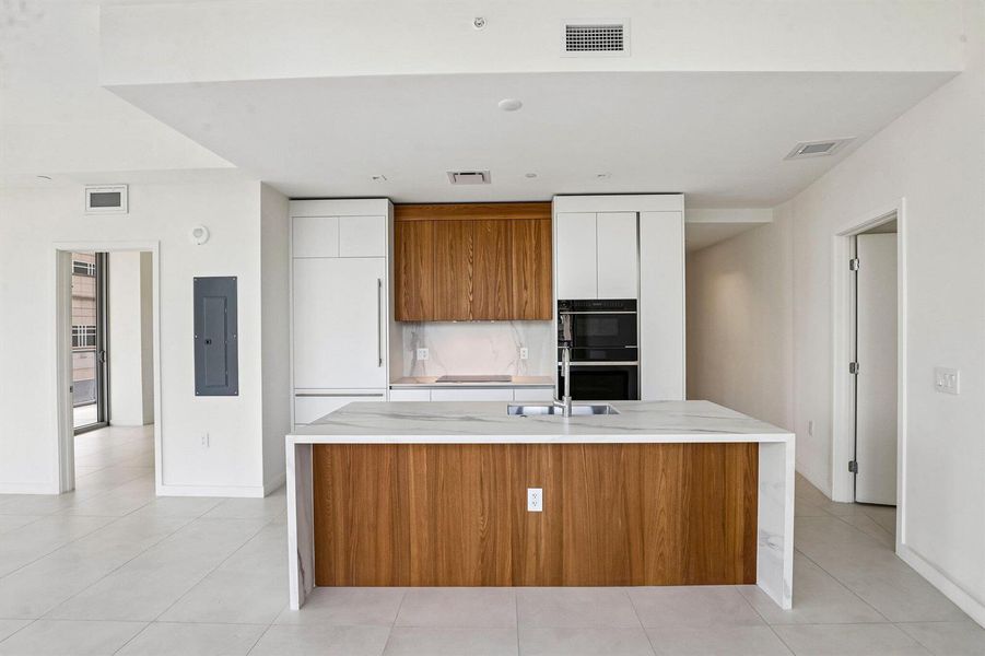 18-web-or-mls-Biscayne Blvd 201-S0409-01