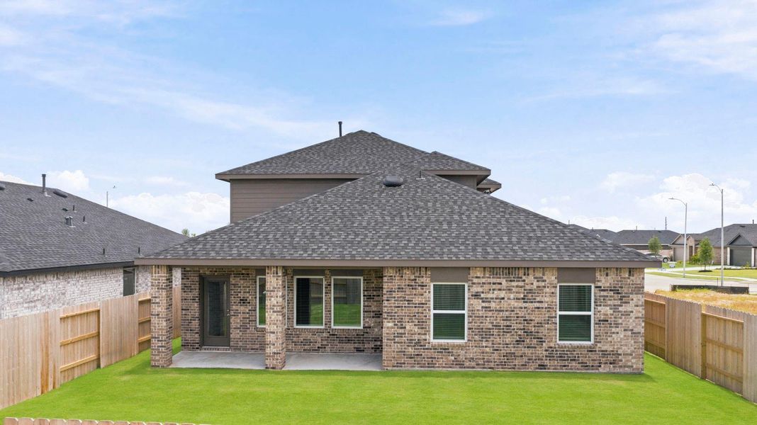 Exterior details and patio area of a home in Sunterra Lakes, Brookshire (Image 3).