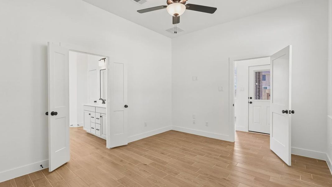 Spacious, unfurnished interior of a new home in Evergreen 40s, Conroe (Image 22).