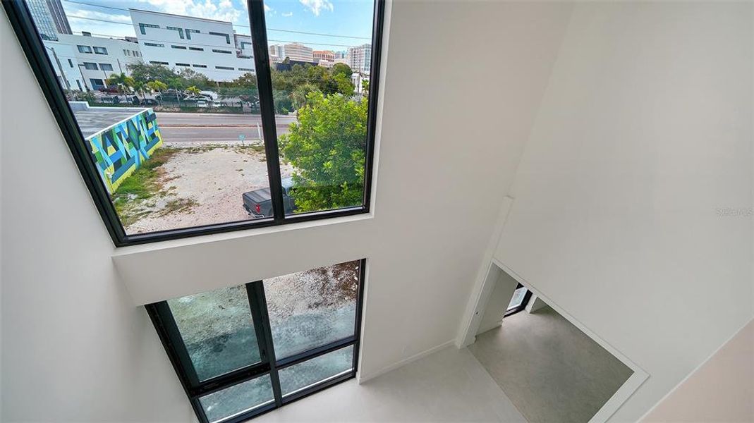 Spacious, unfurnished interior of a new home in , Sarasota (Image 27).