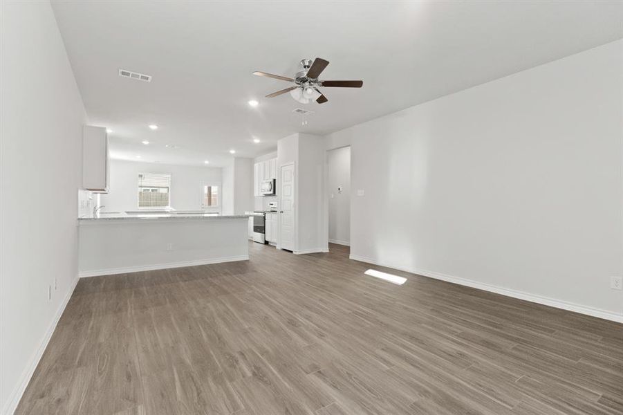 Spacious, unfurnished interior of a new home in Retreat at Fossil Creek, Fort Worth (Image 10).