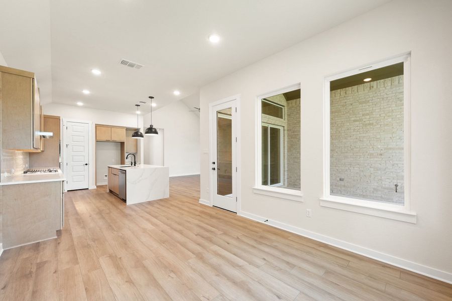 Spacious, unfurnished interior of a new home in Wolf Ranch, Georgetown (Image 34).