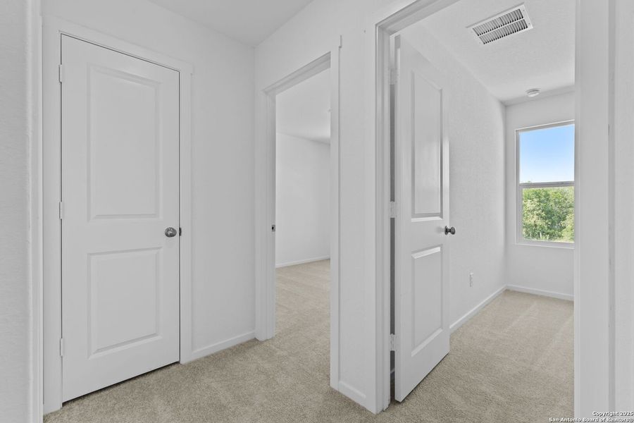 Spacious, unfurnished interior of a new home in Lodi Grove, Floresville (Image 14).