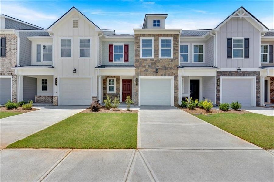 Exterior details and patio area of a home in Village Green, Adairsville (Image 15).