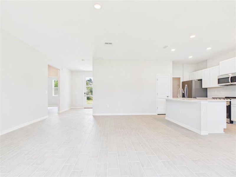 Spacious, unfurnished interior of a new home in , Ocala (Image 14).