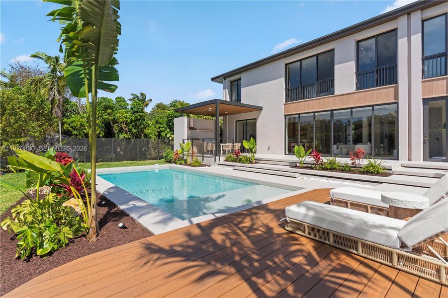 Exterior details and patio area of a home in , Miami (Image 47).