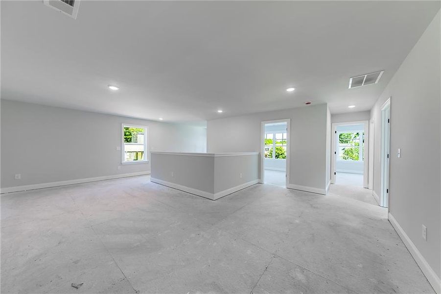 Spacious, unfurnished interior of a new home in , Homer (Image 14).