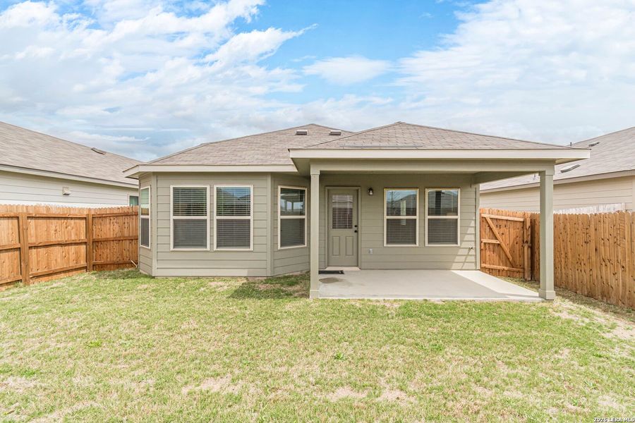 Exterior details and patio area of a home in Willow Point, San Antonio (Image 25).