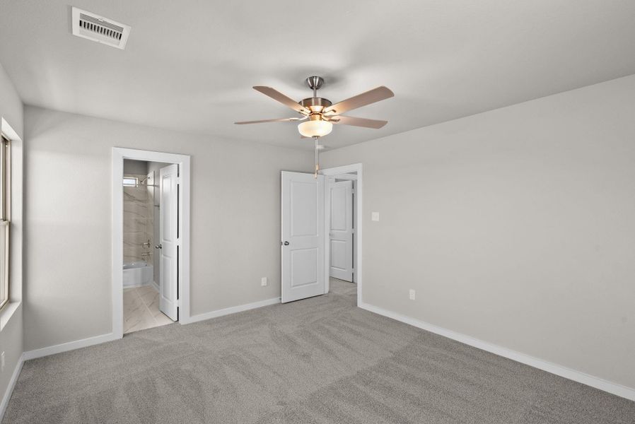 Spacious, unfurnished interior of a new home in Creekhaven, Rosharon (Image 22).